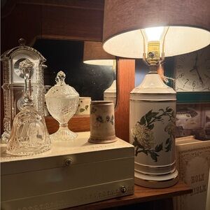 Vintage Floral Table Lamp with White and Green Design